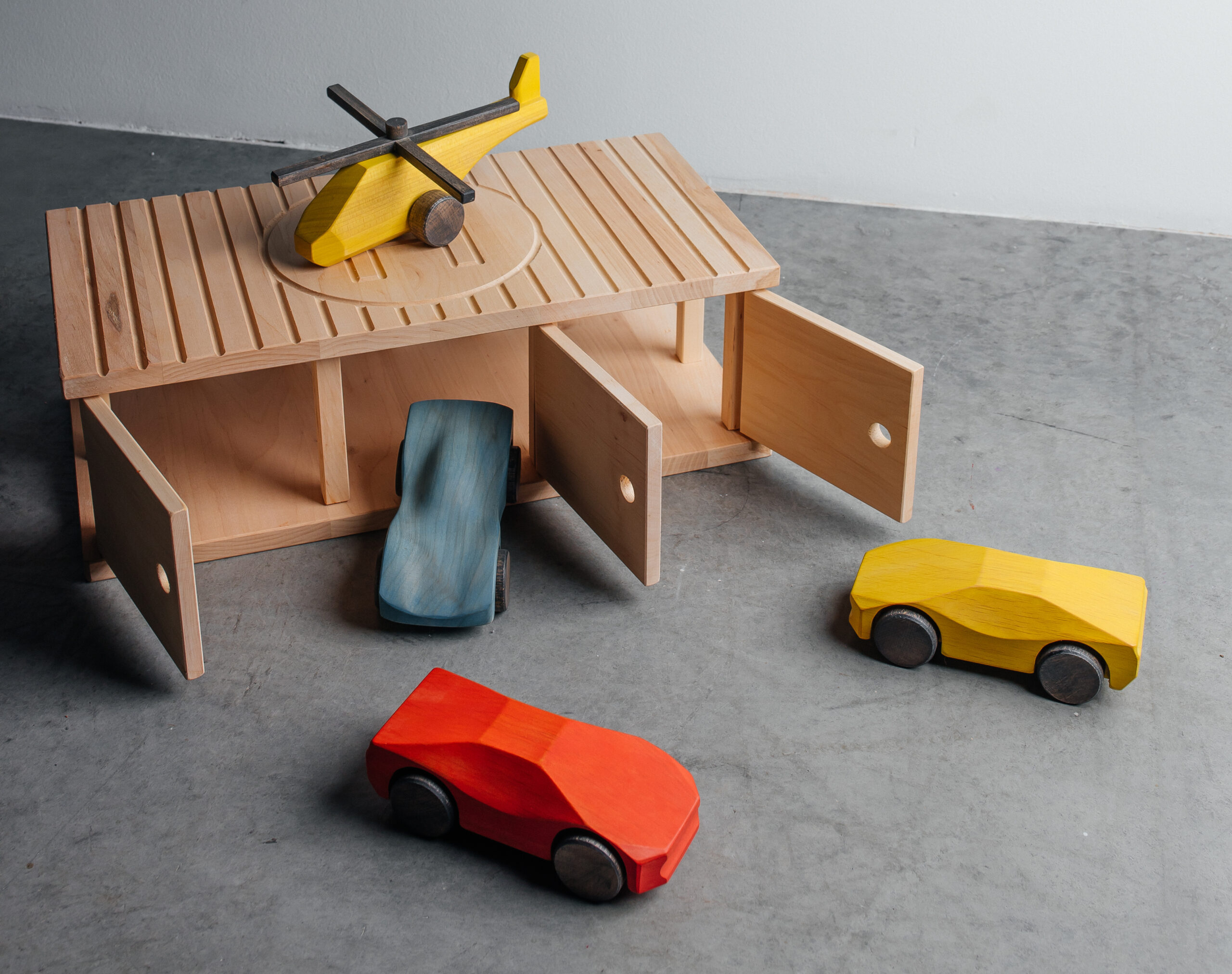 Set: a garage, three cars, and a helicopter 0