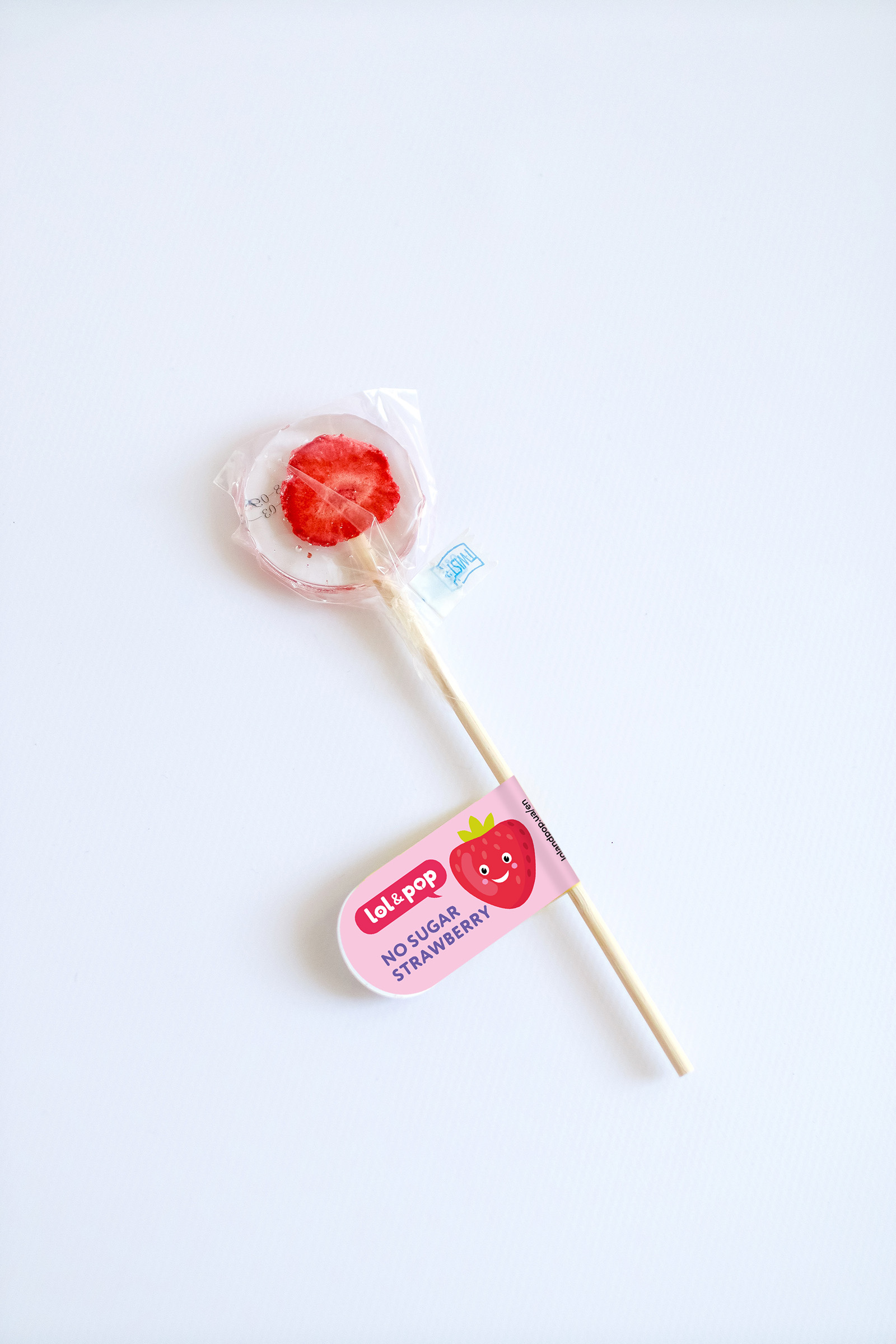 Sugar-free lollipop with freeze-dried raspberries